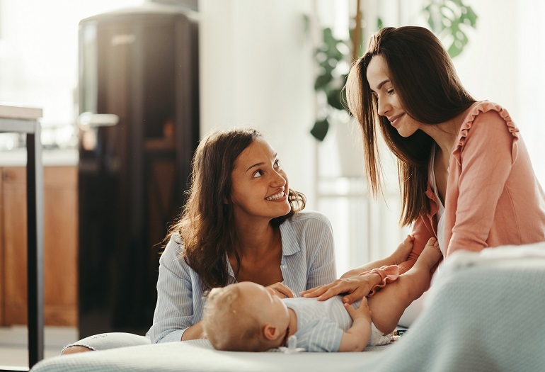 No all'indicazione di due madri: lo status di mamma solo a chi ha partorito