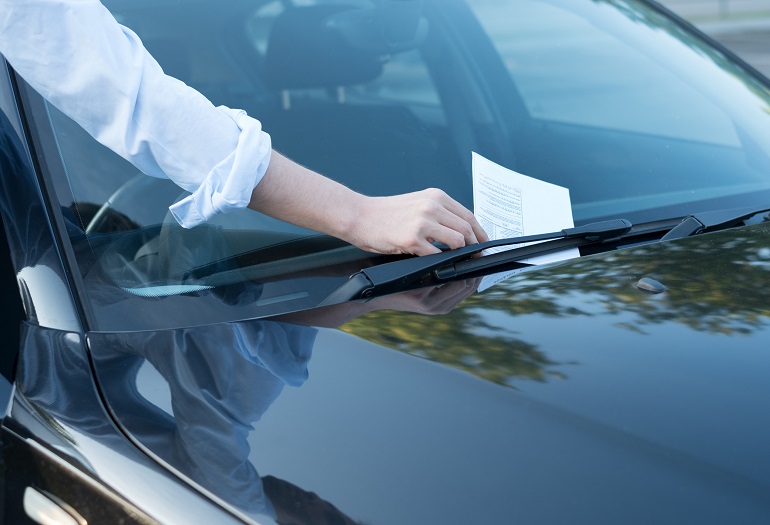 accendere a mano l'interruttore della luce all'interno dell'auto. concetto  di trasporto di sicurezza 8624149 Stock Photo su Vecteezy